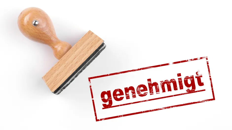 Ein Stempel mit dem Aufdruck genehmigt